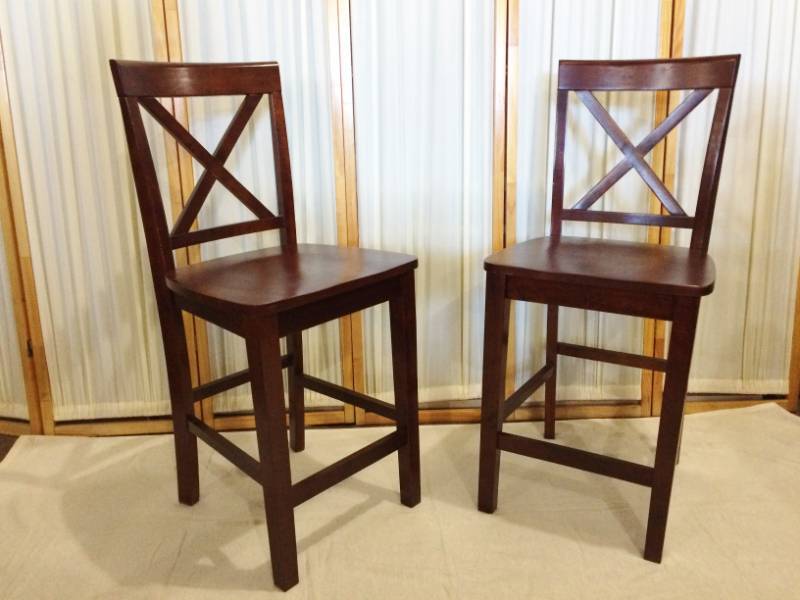 MSRP $350 Terrific Pair Of&nbsp Classic Mahogany Finish Cross-Back Counter Bar Height Stool Tall Chairs&nbsp