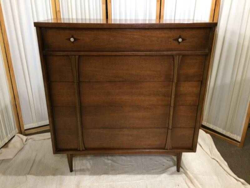 RARE FIND ALERT&nbsp WOWOW PHENOMENAL MID CENTURY DANISH MODERN 1950S QUALITY TALL TEAK VENEER CHEST OF DRAWERS DRESSER BY BASSET FURNITURE CO - THIS PIECE HAS AN ALMOST BRUTALIST LOOK TO IT SPECTACULAR CONDITION FOR AGE