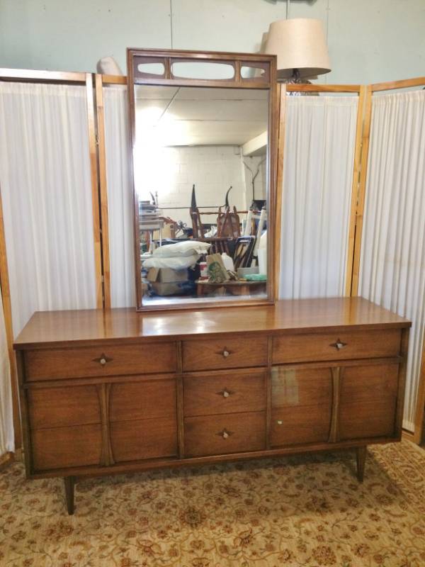 RARE FIND ALERT&nbsp WOWOW PHENOMENAL MID CENTURY DANISH MODERN 1950S QUALITY TEAK VENEER DRESSER WITH MIRROR BY BASSET FURNITURE CO - THIS PIECE HAS AN ALMOST BRUTALIST LOOK TO IT SPECTACULAR CONDITION FOR AGE&nbsp