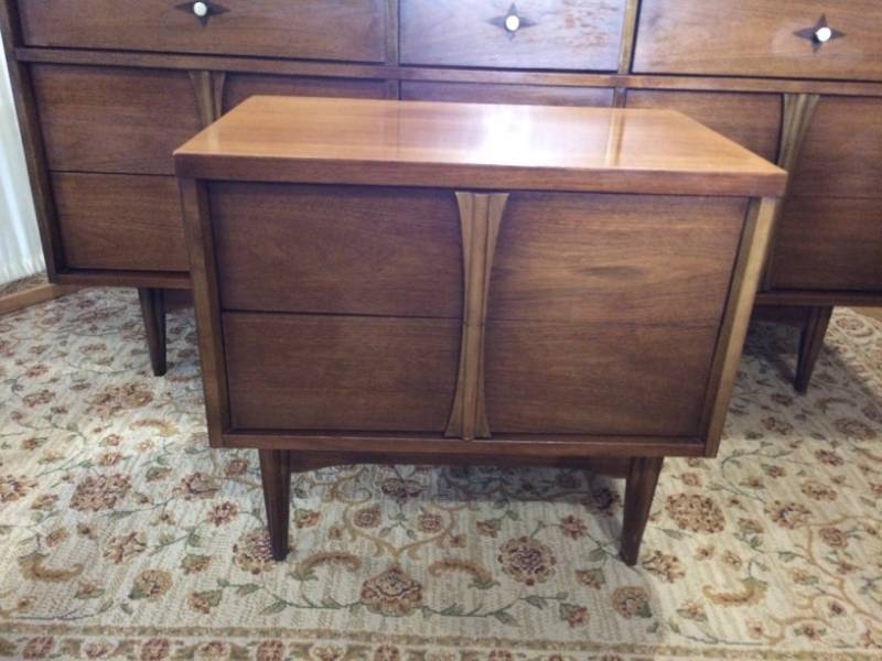RARE FIND ALERT&nbsp WOWOW PHENOMENAL MID CENTURY DANISH MODERN 1950S QUALITY TEAK VENEER END TABLE NIGHT STAND BY BASSET FURNITURE CO - THIS PIECE HAS AN ALMOST BRUTALIST LOOK TO IT SPECTACULAR CONDITION FOR AGE&nbsp