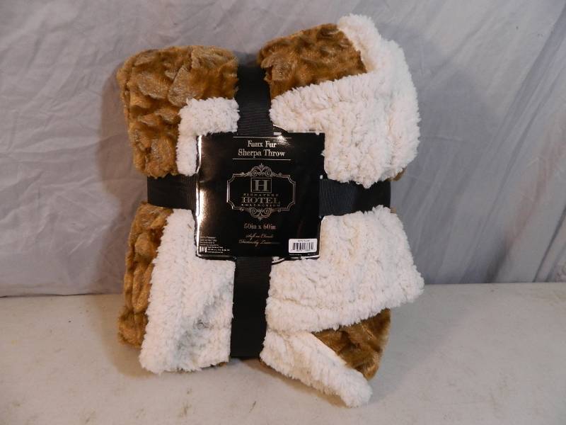 lot 121 image: New Sherpa Throw