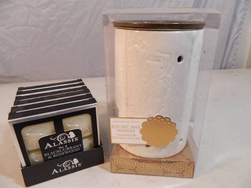 lot 134 image: New Electric Wax Warmer and Case of Wax Melts