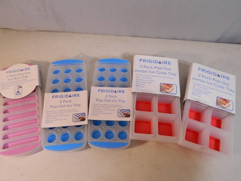 lot 142 image: 10 New Ice Cube Trays