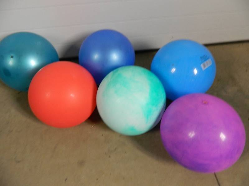 lot 13 image: 6 New Playground Balls