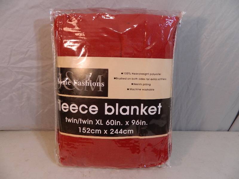 lot 15 image: New Fleece Blanket