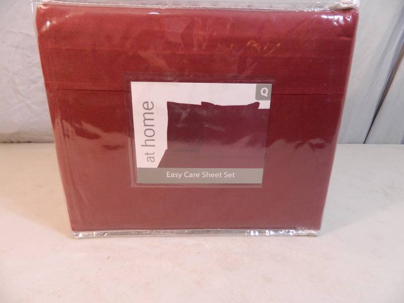 lot 16 image: New 4 Piece Queen Sheet Set