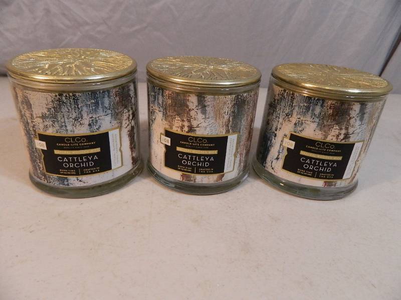 lot 31 image: 3 New High End CLCo Candles