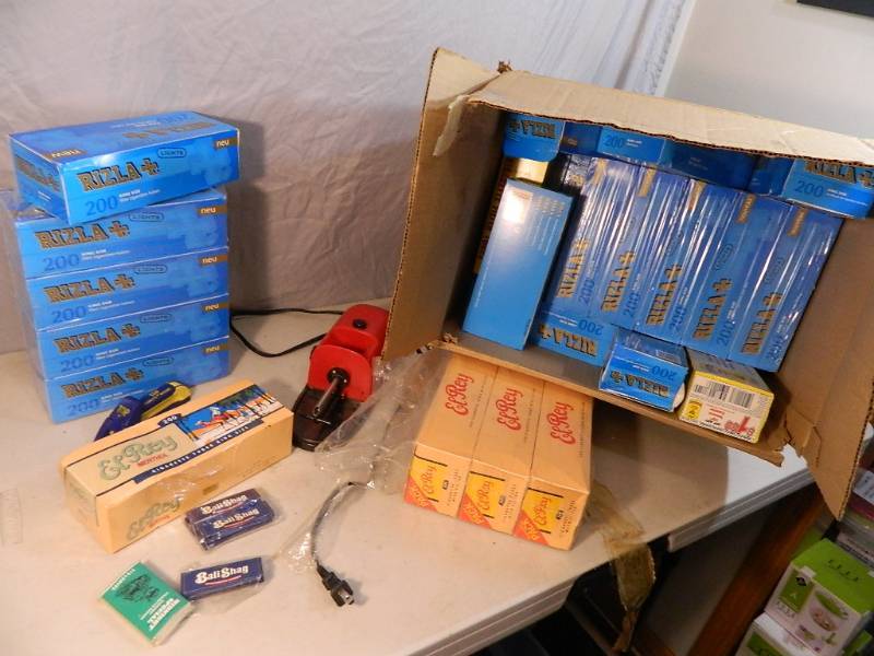 lot 76 image: Cigarette Rolling Items