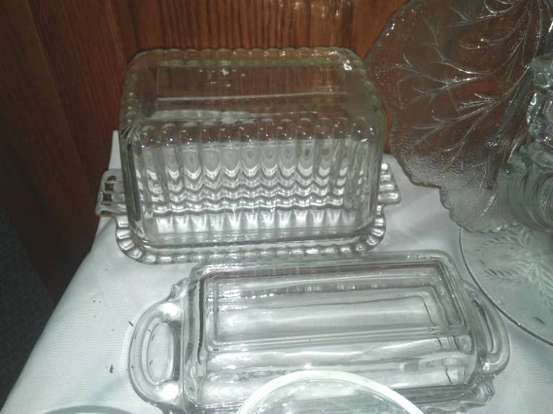lot 3 image: Great Glass Orange juicer, butter trays