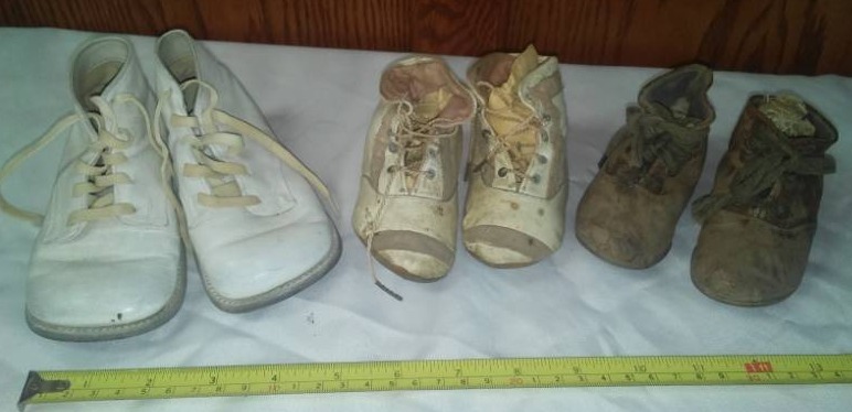 lot 4 image: 3 pairs of infant and toddler shoes booties.