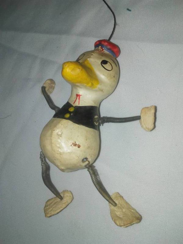 lot 7 image: Vintage Donald Duck hanger