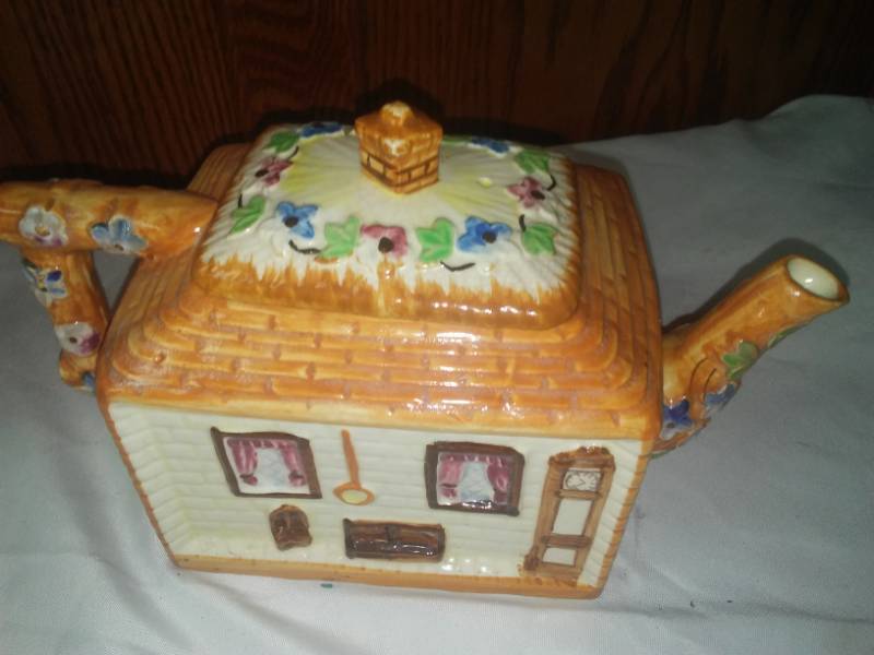 lot 9 image: Decor - Cookie jar, occupied Japan teapot
