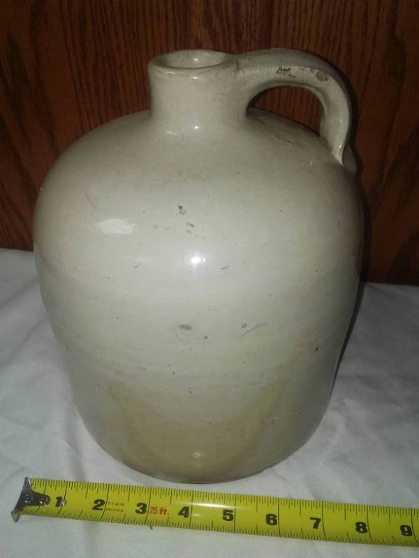 lot 10 image: 1 Gallon Crock Jug.