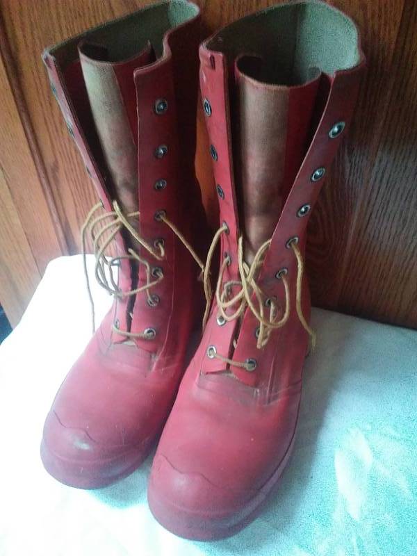 lot 56 image: Red Bunny Boots Winter Mens
