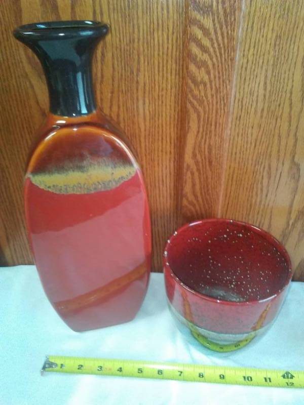 lot 32 image: Pot and Vase Beautiful.