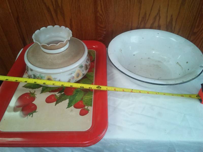 lot 38 image: Enamelware trays  basin