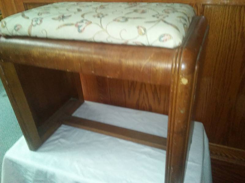 lot 74 image: Vintage Bench.