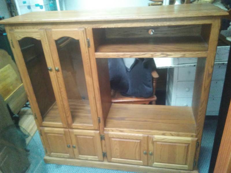 lot 113 image: Oak Entertainment Center