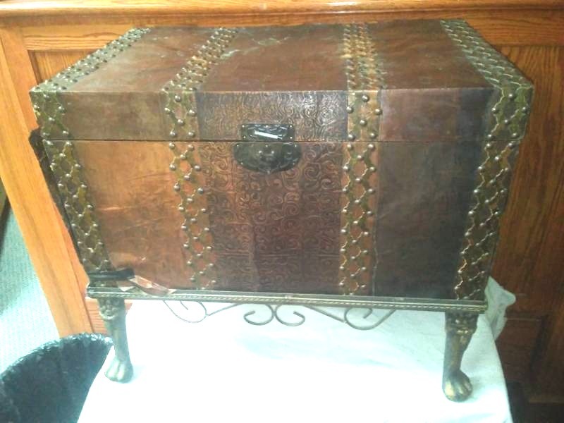 lot 114 image: Retro Chest - Cast base