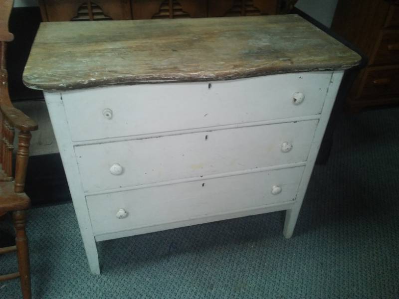 lot 119 image: 3 drawer dresser - vintage