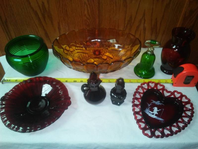 lot 101 image: Colored Glass - 8 pieces.