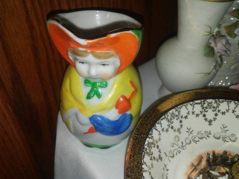 lot 144 image: Misc. Vintage Decor  Collectible.