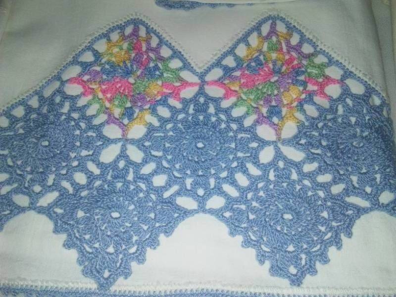 lot 182 image: 4 pair of embroidered pillowcases.