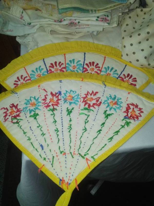 lot 183 image: Aprons Galore  napkins, etc.