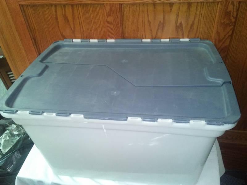 lot 217 image: 15 gallon Flip top tote