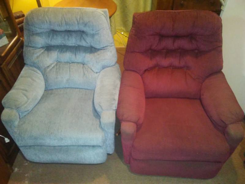lot 223 image: 2 matching recliners Silver blue & burgundy.