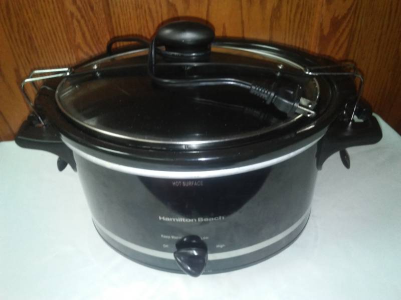 lot 226 image: Hamilton Beach 3 temp Crock Pot has locking cover