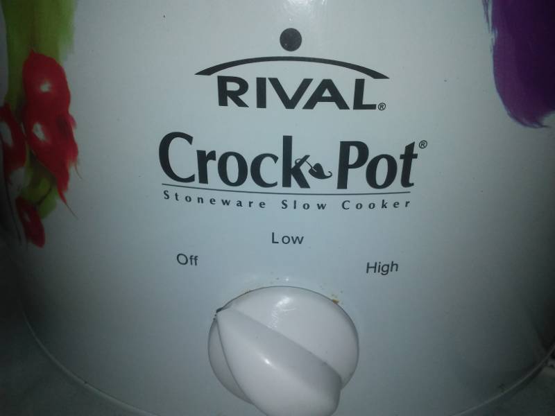 lot 228 image: 2 Rival Crock Pots slow cookers removable liners, both power up