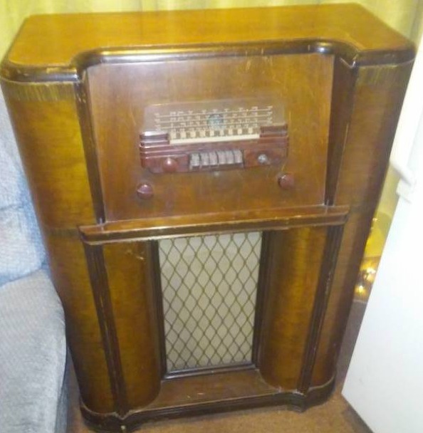 lot 243 image: Vintage Coronado Floor Radio - Spectacular