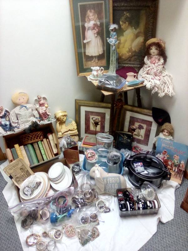 lot 466 image: Large Vintage Lot Decor and Books