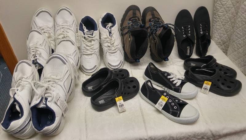 lot 477 image: Shoes Size 8-9 (7) and socks