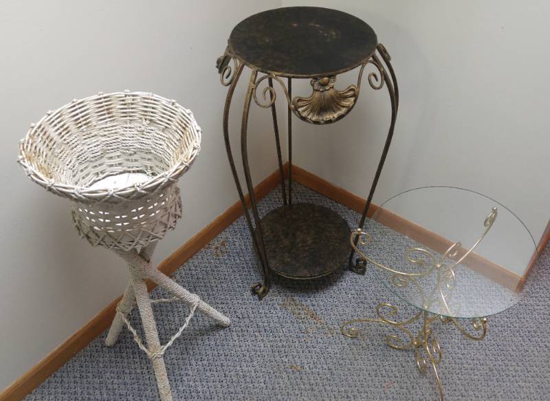 lot 526 image: Plant Stands (3)