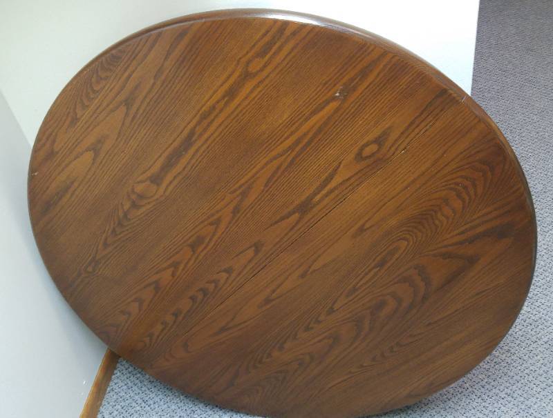 lot 528 image: Solid Wood Round Dining Table with 2 leaves and 6 Chair