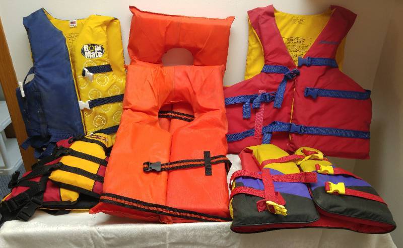 lot 539 image: Variety of life flotation devices (6)