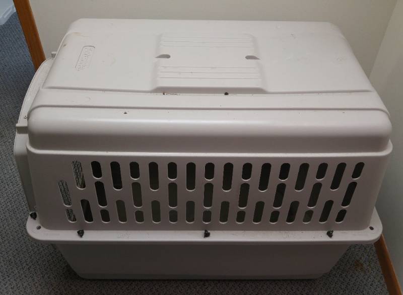lot 542 image: Pet MatePet Porter Hard Case Kennel. Like New
