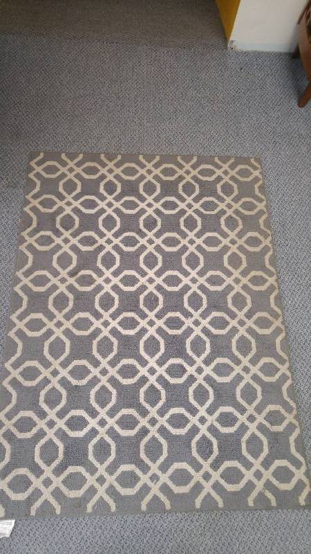 lot 574 image: Area Rug  Great Condition