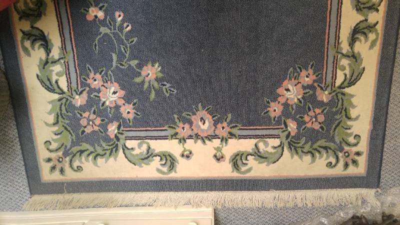 lot 576 image: Indoor Area Rug.