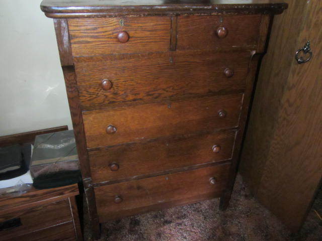 lot 106 image: Antique Dresser