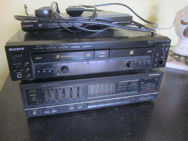 lot 113 image: CD Changer, Amplifier