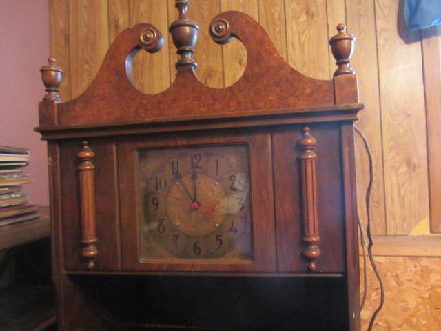 lot 123 image: Antique RadioClock