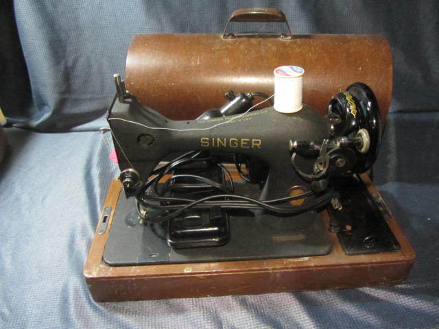 lot 126 image: Singer Portable Machine