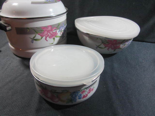 lot 180 image: Enamel Kettle & Bowls