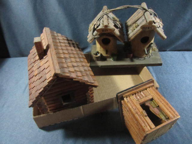 lot 200 image: Birdhouses