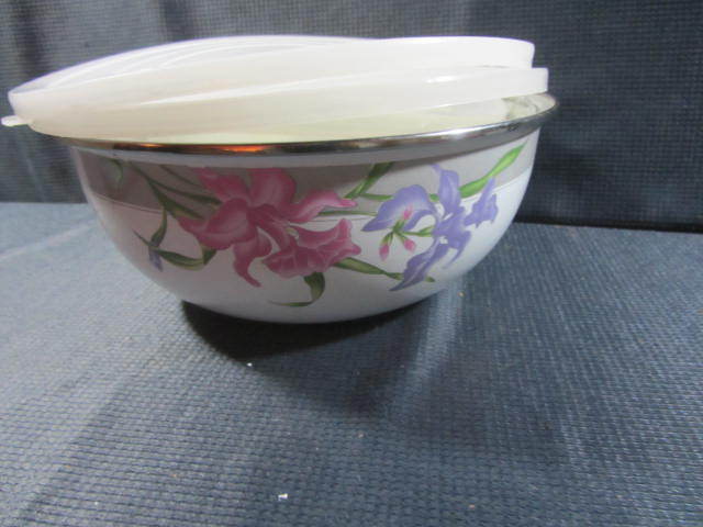 lot 197 image: Enamel Bowls