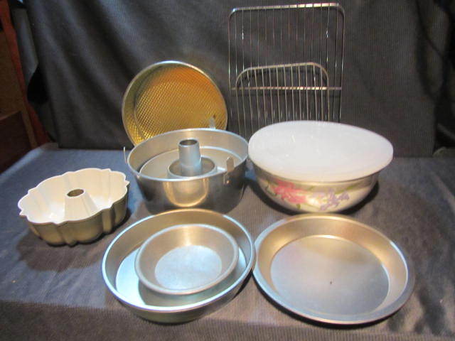 lot 239 image: Enamel Bowls, Bakeware