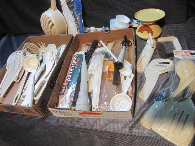 lot 245 image: Plastic Utensils & Gadgets